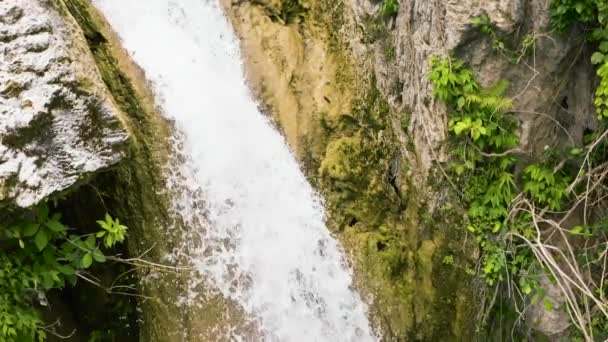 Een Prachtige Waterval Bergen Slow Motion Inambakan Falls Het Regenwoud — Stockvideo