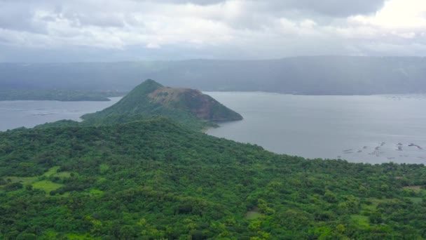 熱帯緑に覆われたトール火山とクレーター湖の海岸 トップビュー タガイタイフィリピン 緑の湖 タール火山 旅行休暇のコンセプト — ストック動画
