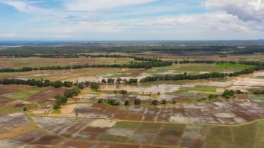 Tarım arazisinin ve ormanın hava aracı mavi gökyüzüne ve bulutlara karşı. Sri Lanka.