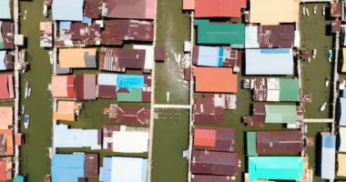 Borneo adasındaki balıkçı köyünün havadan görünüşü ve deniz kenarı evlerle dolu. Sandakan, Malezya.