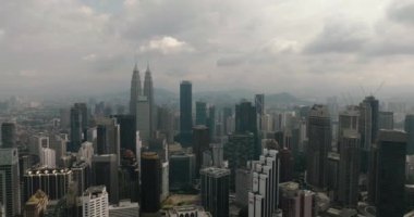 Kuala Lumpur, Malezya - 11 Eylül 2022: Gökdelenler ve yüksek binalar manzaralı Kuala Lumpur şehri manzarası.