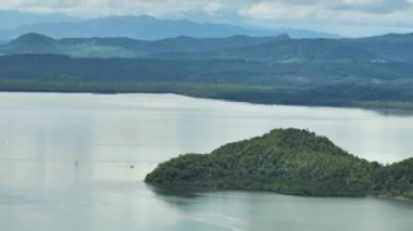 Ormanlı Borneo adasının kıyı şeridinin havadan görüntüsü. Sabah, Malezya.