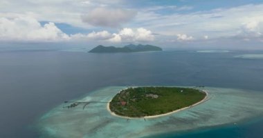 Tropiklerde plaj ve mercan resifleri olan bir ada. Pom Pom Adası. Tun Sakaran Deniz Parkı. Borneo, Sabah, Malezya.