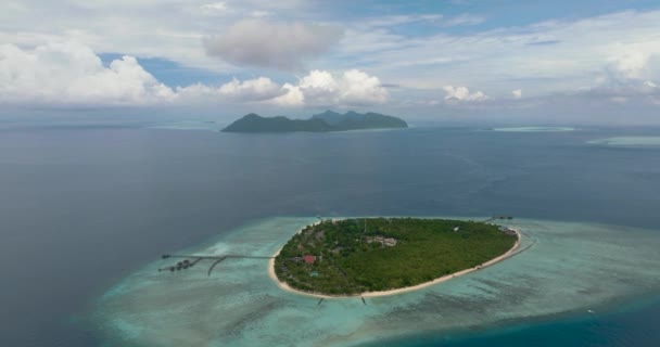 Νησί Παραλία Και Κοραλλιογενή Ύφαλο Στις Τροπικές Περιοχές Νησάκι Pom — Αρχείο Βίντεο