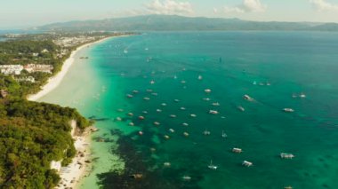 Boracay, Filipinler 'deki tropikal adanın hava manzaralı güzel körfezi. Turistlerin ve otellerin olduğu beyaz plaj. Yelkenli teknesi olan tropik beyaz plaj.