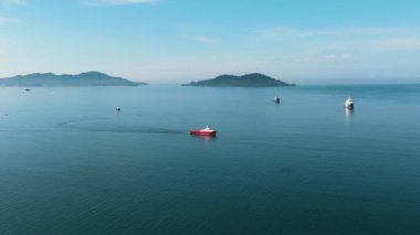 Adaları ve mavi denizi olan deniz manzarası. Borneo, Malezya, Kota Kinabalu.