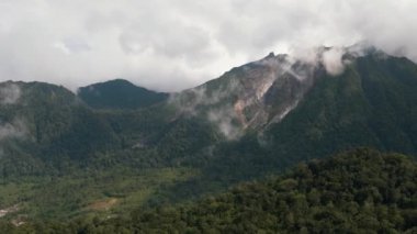 Tropikal orman ve ormanlı dağların havadan görünüşü. Sibayak aktif volkanı. Sumatra, Endonezya.