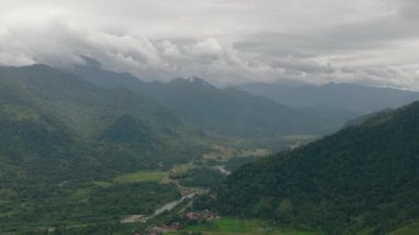 Tepelerde tarlaları olan köyleri olan vadi manzarası. Sumatra. Endonezya.