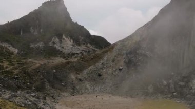 Dumanlı ve fümerollü aktif volkan Sibayak. Sumatra, Endonezya.