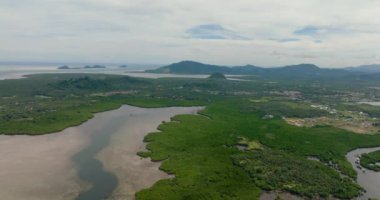 Borneo adasındaki tropikal manzara ve Semporna şehri. Sabah, Malezya.