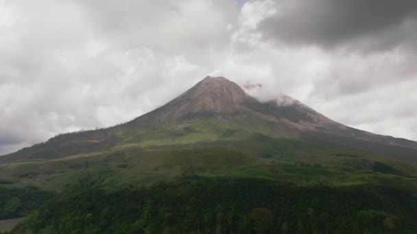 Sinabung Dağı Etkin Stratovolcano Bulutlarla Kaplı Sumatra Endonezya — Stok video