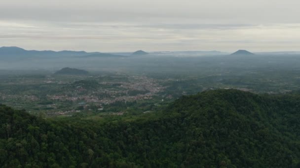 Dağlar Dağ Vadisindeki Tarım Arazileri Arasındaki Yüksek Şehir Manzarası Berastagi — Stok video