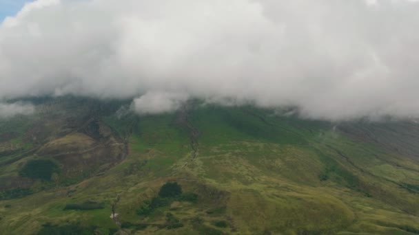 Luchtfoto Van Mount Sinabung Actieve Stratovulkaan Bedekt Met Wolken Uitzicht — Stockvideo