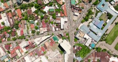 Cebu şehrinin caddelerinin ve binalarının en üst görüntüsü. Şehir manzarası. Filipinler.