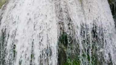 Yağmur ormanlarındaki şelale yavaş çekimde. Dağ ormanında Lusno Şelalesi. Cebu, Filipinler.