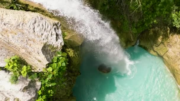 熱帯雨林や植生の間でスローモーションで美しい滝 フィリピンのセブ — ストック動画
