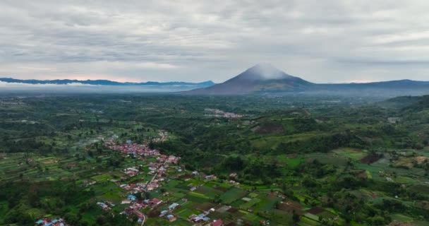 Berastagi Stad Tussen Landbouwgrond Sinabung Vulkaan Bij Zonsondergang Sumatra Indonesië — Stockvideo