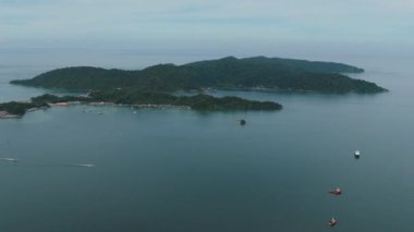 Tunku Abdul Rahman Deniz Parkı 'ndaki tropik adaların insansız hava aracı. Borneo, Malezya, Kota Kinabalu.