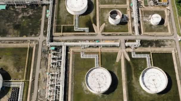 地上タンクの上に大きな空中ドローンは石油精製所に石油とガスを貯蔵する マレーシアのサバ州ボルネオ — ストック動画