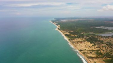 Turkuaz suyu olan güzel deniz manzaralı plaj manzarası. Sri Lanka.