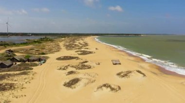 Kumsal ve turkuaz su manzarası yukarıdan. Kalpitiya, Sri Lanka.
