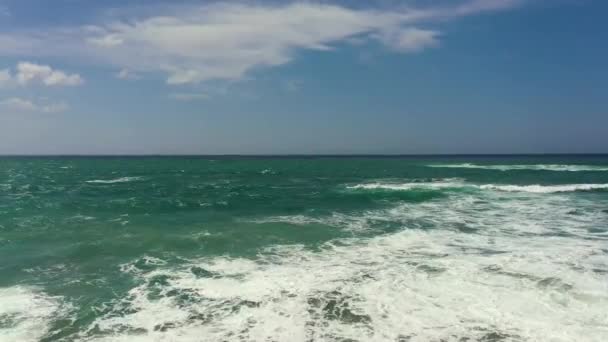 Flygfoto Över Havet Med Vågor Bakgrund Blå Himmel Och Moln — Stockvideo
