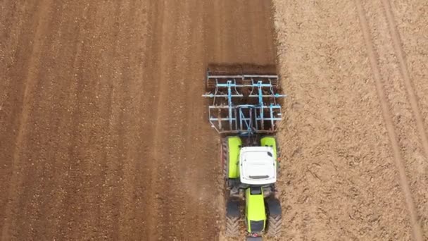 Трактор Бороной Пашет Землю Посевной Ферме Столб Пылевых Троп Позади — стоковое видео