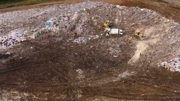 Luchtfoto Van Bulldozers Die Stortplaats Werken Milieuvervuiling Storten Vuilniswagens Lossen — Stockvideo