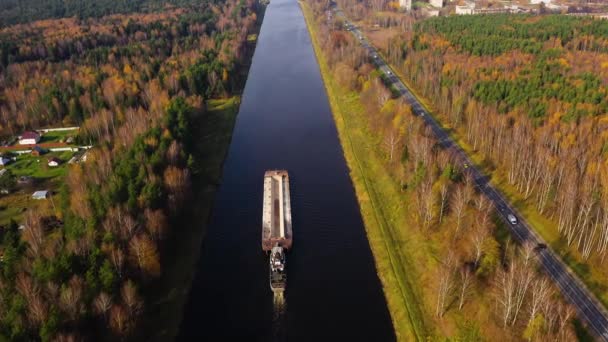 Schlepper Mit Einem Lastkahn Flusskanal Für Den Güterverkehr Von Oben — Stockvideo