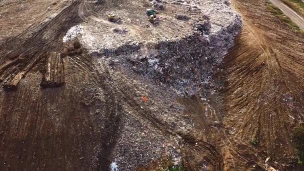 Vista Aérea Las Excavadoras Que Trabajan Vertedero Montaña Basura Con — Vídeos de Stock