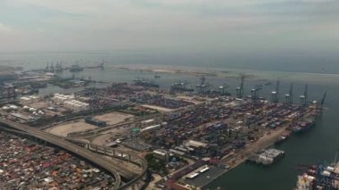 Konteynırlar ve vinçlerle deniz kargo limanının havadan görüntüsü. Tanjung Priok limanı. Endonezya.