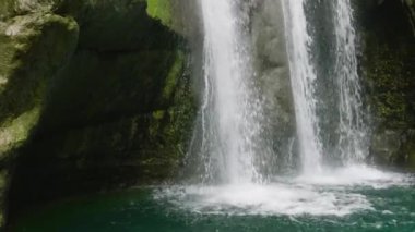 Yeşil ormanda güzel bir şelale. Binalayan Şelalesi ağır çekimde. Cebu, Filipinler.