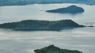 Denizdeki tropik adaların havadan görünüşü. Borneo, Sabah. Malezya.