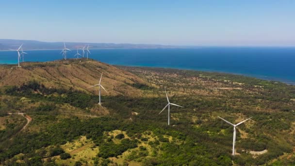 Deniz Kıyısındaki Rüzgar Türbini Güç Jeneratörlerinin Hava Görüntüsü Alternatif Yenilenebilir — Stok video