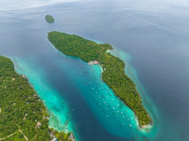 Plajları ve gölleri olan tropik adalar. Rubiah Adası ve Weh Adası. Ah, Endonezya.
