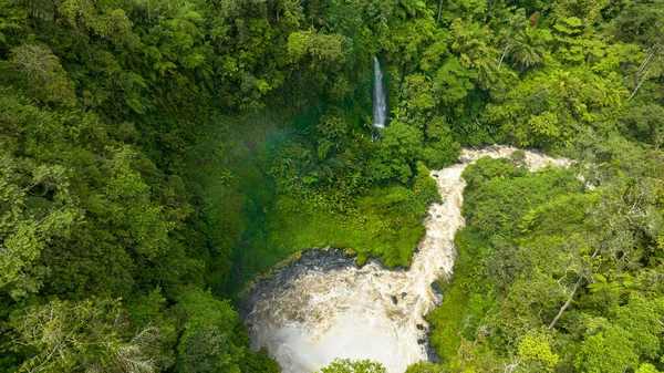 熱帯ジャングルの中の川や滝の空中ビュー スマトラ ジャンビ インドネシア — ストック写真