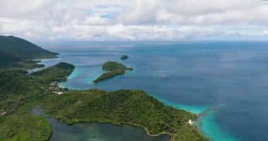Tropiklerde adaları olan deniz manzaralı drone 'lar. Weh Adası. Endonezya.