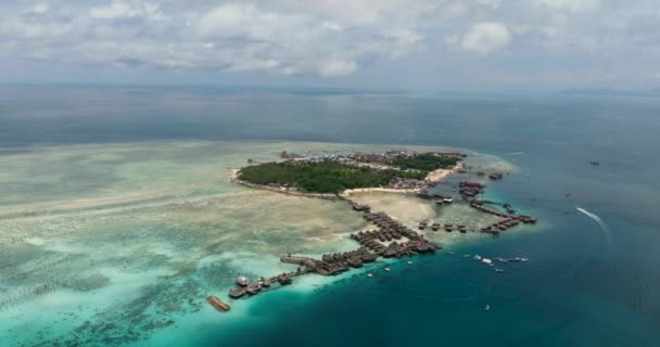 Drone Aéreo Ilha Tropical Mabul Com Uma Bela Praia Recife — Vídeo de Stock