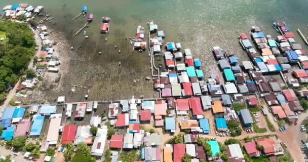 婆罗洲沙巴州Kudat的传统渔民用水村住房 — 图库视频影像