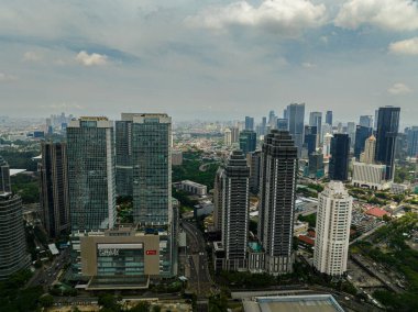 Jakarta, Endonezya - 11 Ekim 2022: Gökdelenleri olan Jakarta şehri Panoraması.