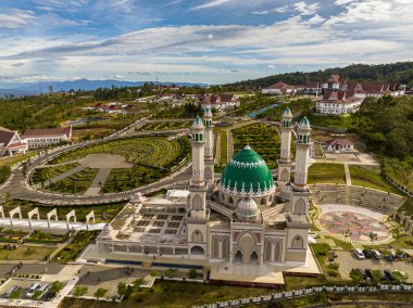 Sumatra 'daki güzel caminin havadan görünüşü. Mescid Agung Syahrun Nur Tapanuli Selatan. Endonezya.