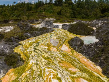Sıcak kaynar sülfür nehrinin ve Sipoholon Kaplıcaları 'nın hava aracı. Sumatra, Endonezya.