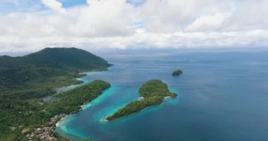 Tropiklerde adaları olan deniz burnu. Weh Adası. Endonezya.