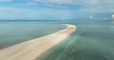 Tropiklerde kristal berraklığında su olan kumsal. Timba Timba adası. Tun Sakaran Deniz Parkı. Borneo, Sabah, Malezya.