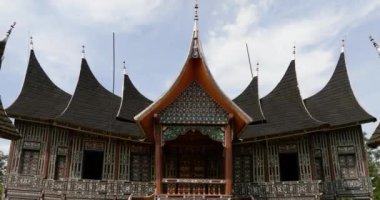 Geleneksel Endonezya tarzında Kraliyet Sarayı. İstano Silinduang Bulan. Sumatra, Endonezya.