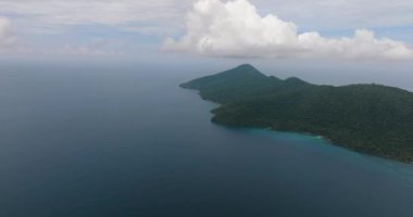 Orman ve yağmur ormanlarıyla Weh Adası 'nın havadan görünüşü. Tropik bölgelerde deniz manzarası. Ah, Endonezya.