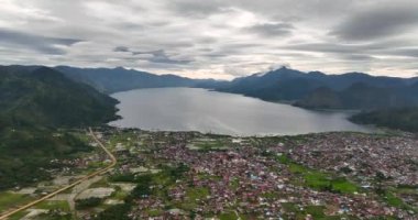 Takengon şehrinin hava aracı dağlarda tarım arazileri ve Tawar Gölü arasında. Sumatra, Endonezya.