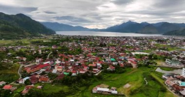 Takengon şehri ve Taut Gölü 'nün havadan görünüşü. Sumatra, Endonezya.