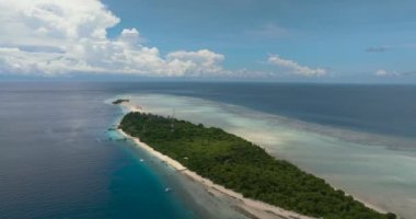 Tropikal bir adadaki kumlu sahilin havadan görünüşü. Uyumlu bir ada. Tun Sakaran Deniz Parkı. Borneo, Sabah, Malezya.