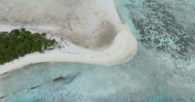 Tropikal ada, yukarıdan mercan resifi ve mercan manzarasıyla eşleşiyor. Tun Sakaran Deniz Parkı. Borneo, Sabah, Malezya.